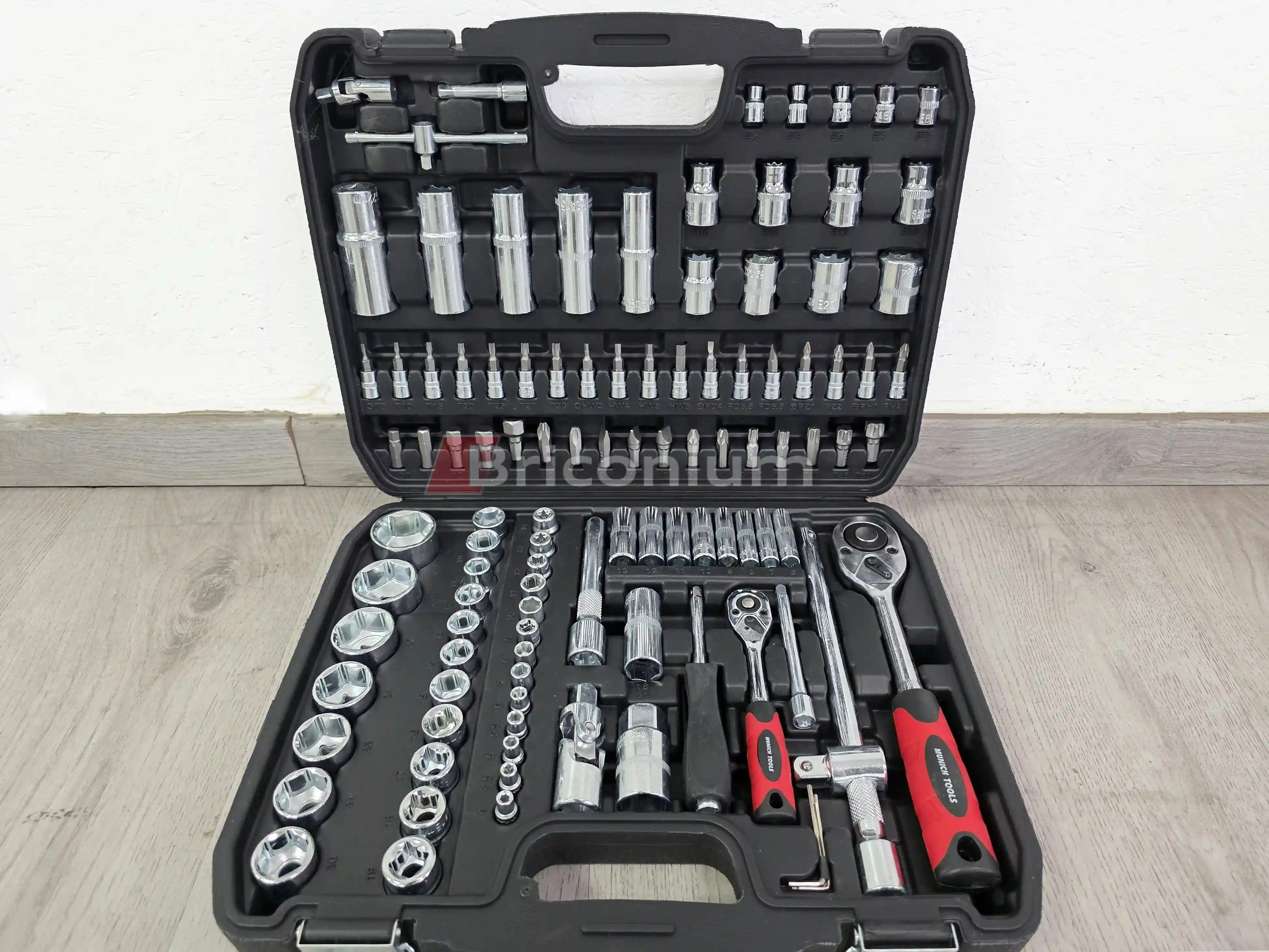 Mallette d'outillage ouverte présentant le coffret à cliquet 108 pièces